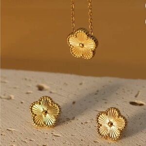 Alhambra necklaces and earrings 18k gold plated